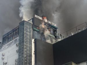 Cháy lớn tại tòa nhà ở Ô Chợ Dừa, cột khói bốc nghi ngút