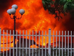 Kho chứa sơn đột ngột bốc cháy ngùn ngụt kèm nhiều tiếng nổ lớn ở Bắc Ninh