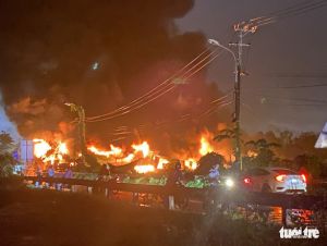 Cơ sở phế liệu ở Đà Nẵng cháy lớn giữa trời mưa