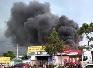 Lửa bùng cháy dữ dội, bao trùm nhà xưởng vật liệu xây dựng ở Bình Dương