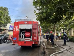 Một nhà kho rộng gần 10.000m2 ở Bình Dương cháy lớn