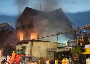 Nhà ba tầng bốc cháy sau nổ lớn