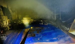 Nhanh chóng dập tắt đám cháy nhà xưởng tối mùng 1 Tết