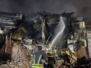 Quán bar ở Hà Nội đổ sập sau hỏa hoạn