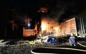 Quảng Nam: Ngôi nhà 2 tầng bốc cháy dữ dội trong đêm, phát ra nhiều tiếng nổ