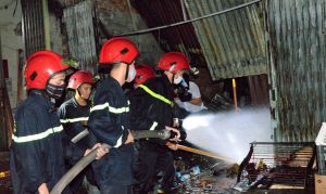 Quảng Ngãi: Cháy lớn thiêu rụi cửa tiệm tạp hóa