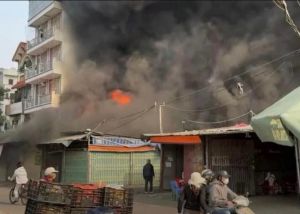 6 ki ốt gần chợ nông sản ở Hà Nội bốc cháy ngùn ngụt