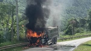 Xe tải chở đá đâm vào ta luy đường bốc cháy dữ dội