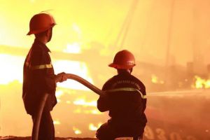 Chữa cháy tàu cá tại Cảng Lạch Quèn, Quỳnh Lưu, cứu hàng trăm con tàu đang neo đậu