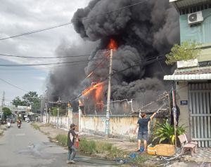 TP.HCM: Cháy lớn xưởng vải tại Hóc Môn, nhiều tài sản bị thiêu rụi
