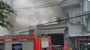 TP.HCM: Cháy nhà giữa trưa, người dân ôm bình gas bỏ chạy