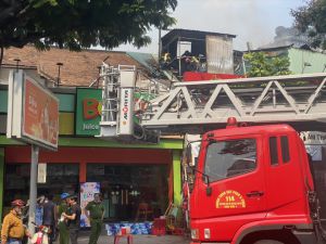 TPHCM: Cháy lớn tại trung tâm quận 1, nhiều học sinh sơ tán