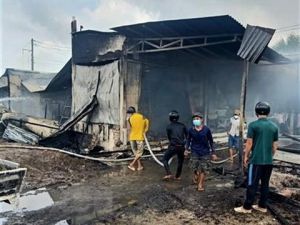 Xe tải chở dầu bốc cháy lan sang thiêu rụi 4 căn nhà