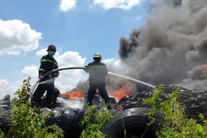 Xưởng chứa lốp xe cũ hơn 1.000 m2 bốc cháy ngùn ngụt ở TP.HCM