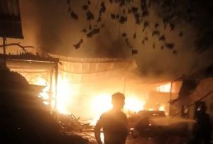 Xưởng gỗ pallet ở Bình Dương cháy lớn lúc rạng sáng