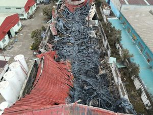 Cháy công ty nệm ở Sài Gòn, một người chết