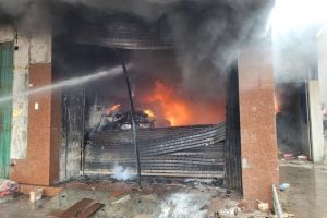 Cháy kho chứa giày dép ở Hải Phòng