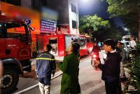 Cứu 5 người thoát khỏi đám cháy nhà dân ở Hà Nội