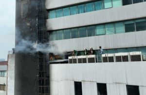 Ai là chủ đầu tư tòa nhà từng rơi kính làm bác sĩ bị thương, nay lại cháy lớn?