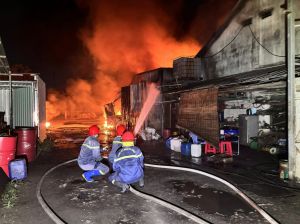 Bà Rịa – Vũng Tàu: Kịp thời dập tắt đám cháy lớn tại tiệm rửa xe ôtô