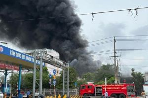 Bình Dương: Cháy lớn, khói lửa đang bao trùm một công ty