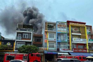 Cháy cơ sở kinh doanh phụ tùng ô tô giữa trưa, cả khu phố náo loạn