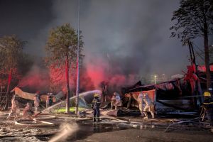 Cháy dữ dội dãy cửa hàng kinh doanh ở Hà Nội, gần 50 cảnh sát căng mình dập lửa