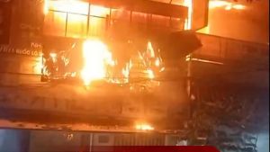 Cháy dữ dội tiệm spa lan qua 2 nhà hàng xóm ở Bình Tân