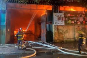 Cháy lớn bao trùm nhà xưởng ở khu vực gần cầu Đuống, Hà Nội