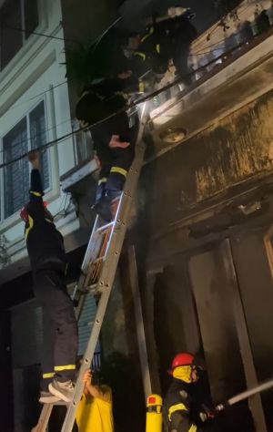 Cháy lớn căn nhà 3 tầng trong đêm, công an giải cứu thành công 4 người bị mắc kẹt