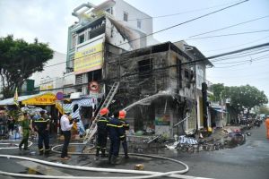 Cháy lớn giữa ban ngày, một căn nhà bị thiêu rụi