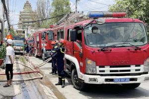 Cháy lớn giữa trưa nắng ở Thành Phố Thủ Đức