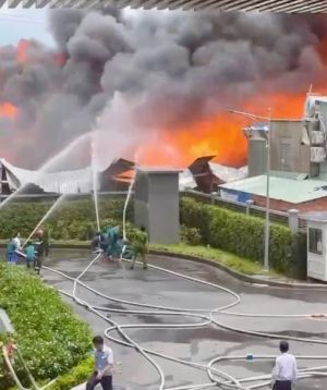 Cháy lớn nhà xưởng ở TP HCM, nhiều cư dân ở chung cư kề bên chạy tán loạn