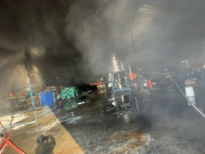 Cháy lớn ở cơ sở nhựa và công ty tại huyện Bình Chánh