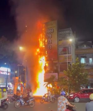 Cháy lớn ở hai ngôi nhà cao tầng trung tâm TPHCM, lửa đỏ rực bao trùm mặt tiền
