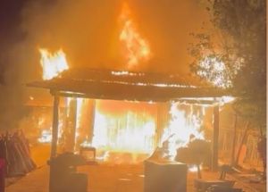 Cháy lớn ở Kon Tum, một căn nhà gỗ bị thiêu rụi