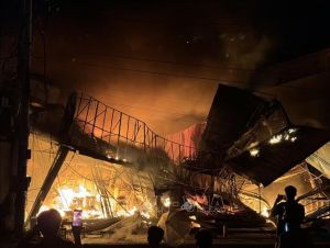 Cháy lớn ở một nhà sách tại thị xã Phước Long