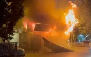 Cháy lớn tại gara ô tô trong ngõ 543 Giải Phóng (Hà Nội)