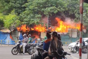 Cháy lớn tại khu nhà tạm bên đường Kim Giang, Hà Nội