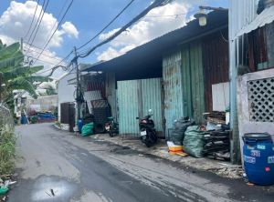 Cháy lớn tại vựa ve chai trong hẻm ở TP Thủ Đức