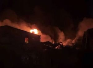 Cháy lớn tại xưởng sản xuất gỗ, keo, nón bảo hiểm ở TP.HCM, nhiều tài sản bị thiêu rụi