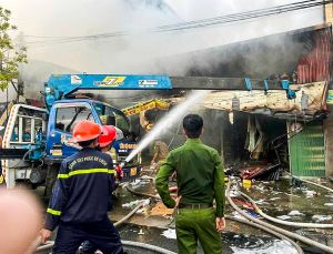 Cháy lớn thiêu rụi cửa hàng bán đồ gia dụng ở Nam Định