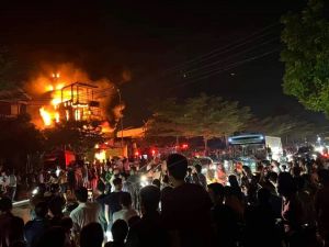 Cháy lớn thiêu rụi xưởng bạt ở Bắc Ninh, khói bốc cao hàng chục mét