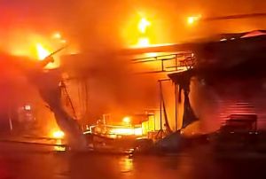 Cháy lớn trong đêm thiêu rụi nhiều ki-ốt tại Chợ Lô 6, TP.HCM