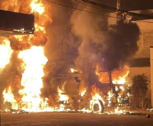 Cháy lớn trong khuôn viên cây xăng tại Tuyên Quang