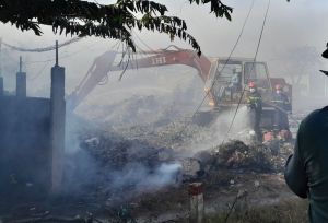 Cháy lớn trong nhiều giờ thiêu rụi kho phế liệu ở Long An