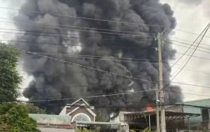 Cháy lớn xưởng sơn giữa khu dân cư TP Hồ Chí Minh