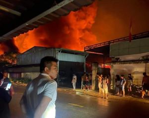 Cháy lớn xưởng vải rộng cả ngàn mét vuông ở Hóc Môn trong đêm