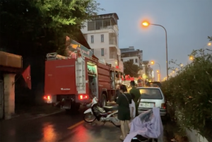 Cháy nhà trong ngõ sâu ở Hà Nội, cảnh sát kéo hàng chục mét vòi dập lửa