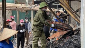 Công an huyện Yên Thuỷ huy động cán bộ chiến sĩ phối hợp cùng công an thị trấn Hàng Trạm và các lực lượng hỗ trợ người dân khắc phục hậu quả sau vụ hoả hoạn xảy ra tại chợ Hàng Trạm